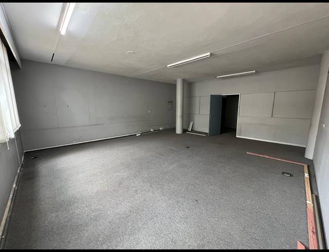 2,494M² WAREHOUSE TO LET IN FACTORIA